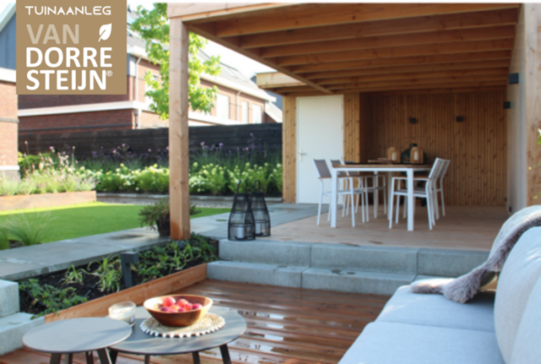 Houten overkapping met lounge en eethoek in moderne tuin