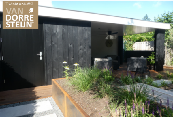 Moderne zwarte overkapping in designtuin in Huis ter Heide
