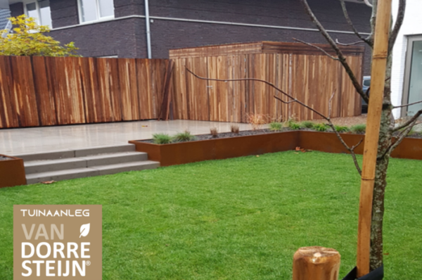 Minimalistische tuin met gazon, houten schutting en cortenstalen borders