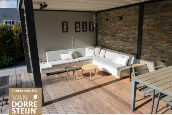 Moderne overkapping met lounge, eethoek en houten terras