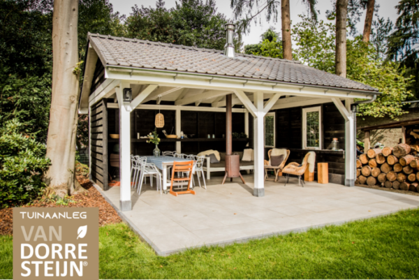 Landelijke overkapping in tuin in Zeist met eethoek