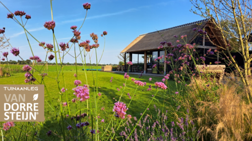 Villatuin in Soest met luxe buitenverblijf en kleurrijke beplanting